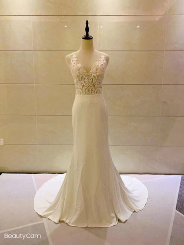 Vestido de novia con cuerpo de encaje sin mangas