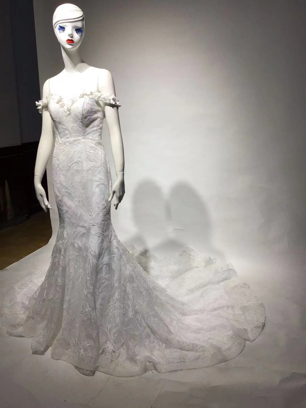 Vestido de novia bordado con hombros descubiertos